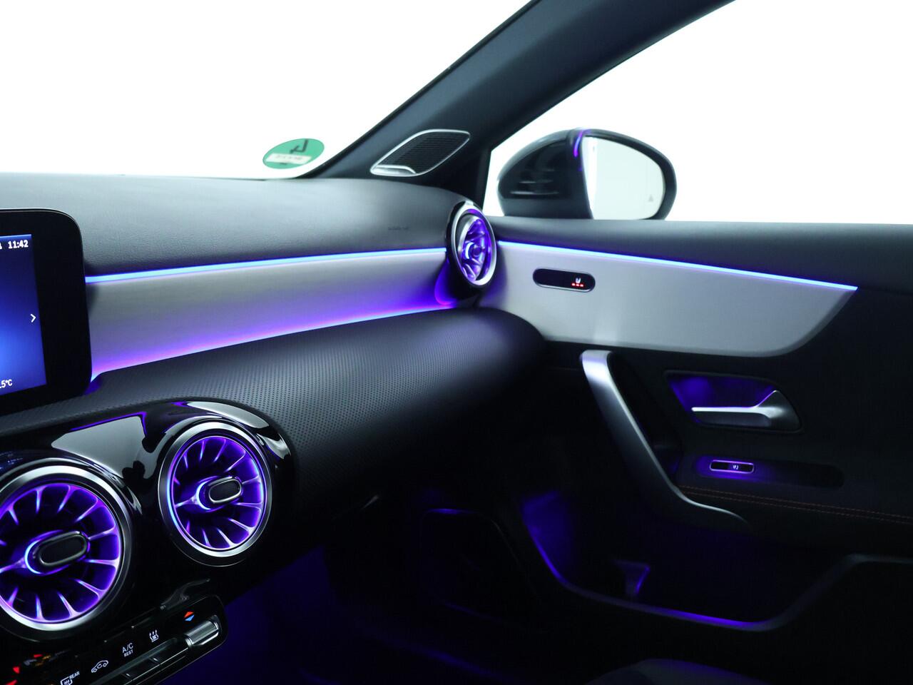 Mercedes-Benz A-KLASSE 250 e AMG Plug-In Hybride | Panorama Schuif/Kanteldak | Sfeerverlichting | Distronic | Burmester® | Multibeam Koplampen | Multi-spaaks LM velgen | Premium Pack Inclusief 24 maanden MB Certified garantie voor Europa.