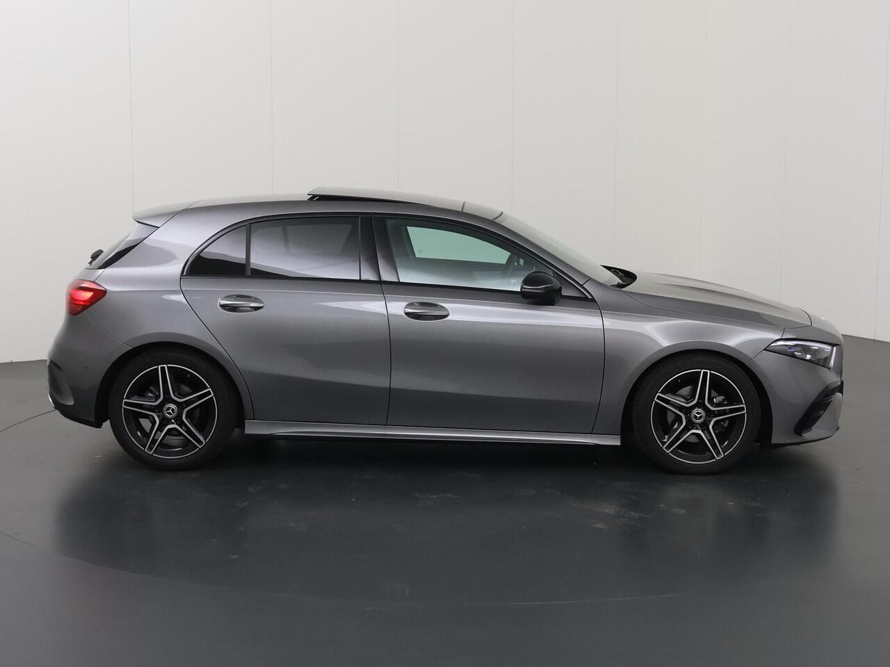 Mercedes-Benz A-KLASSE 180 AMG Line | Achteruitrijcamera | Panoramadak | Night pakket | Sfeerverlichting | Privacy glas |