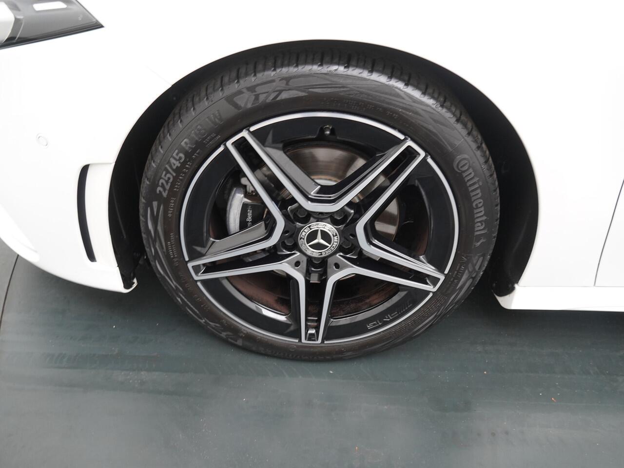 Mercedes-Benz A-KLASSE 180 Automaat BussSolution AMG 18"LM /Clima/Cruise/Camera