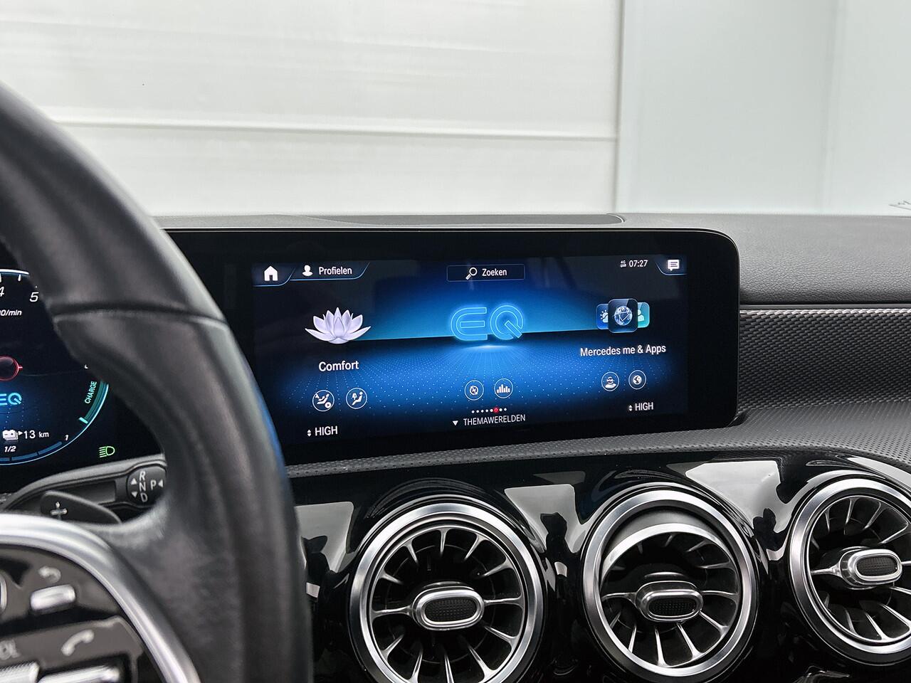 Mercedes-Benz A-KLASSE 250 e Business Solution Luxury Limited Panorama Schuif-Kanteldak | Sfeerverlichting | Achteruitrijcamera | MultiBeam Ledkoplampen | Stoelverwarming. Inclusief 24 maanden MB Certified garantie voor Europa.