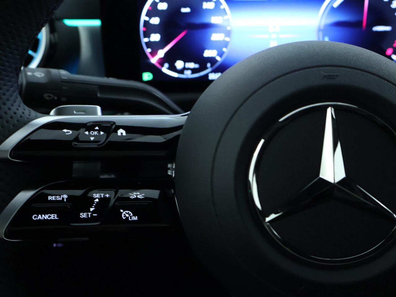 Mercedes-Benz A-KLASSE 250 e Business Solution AMG | Nightpakket | AMG Line Plus pakket | Parkeerpakket met 360°-camera | KEYLESS GO-comfortpakket | Verwarmde stoelen vooraan | Extra USB-poorten | Dodehoekassistent | Head-up display |