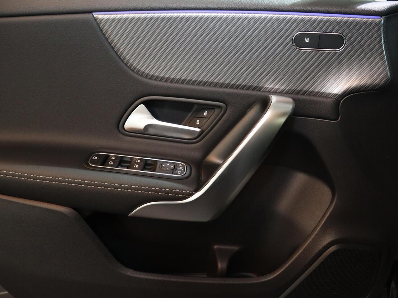 Mercedes-Benz A-KLASSE 180 Luxury Line | Achteruitrijcamera | LED-koplampen | Dodehoekassistent