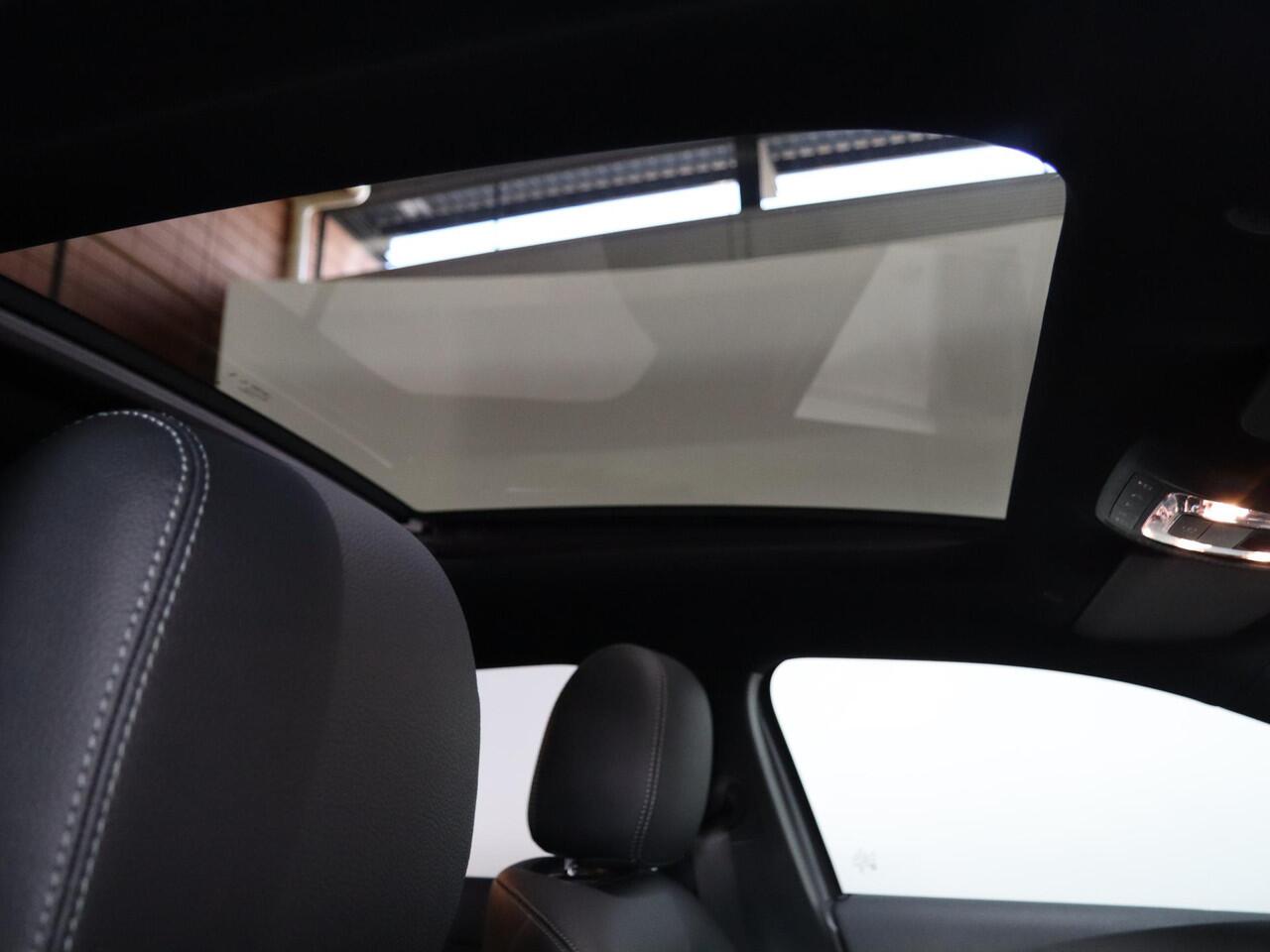 Mercedes-Benz A-KLASSE 180 Star Edition Luxury Line | Panoramaschuifdak | Nightpakket | Digitaal display | Achteruitrijcamera | Led-koplampen | Stoelverwarming |