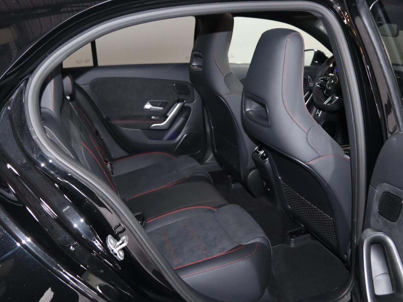 Mercedes-Benz A-KLASSE 250e Business Solution AMG | Panoramaschuifdak | Premium Plus | Head-up display | Dodehoekassistent |