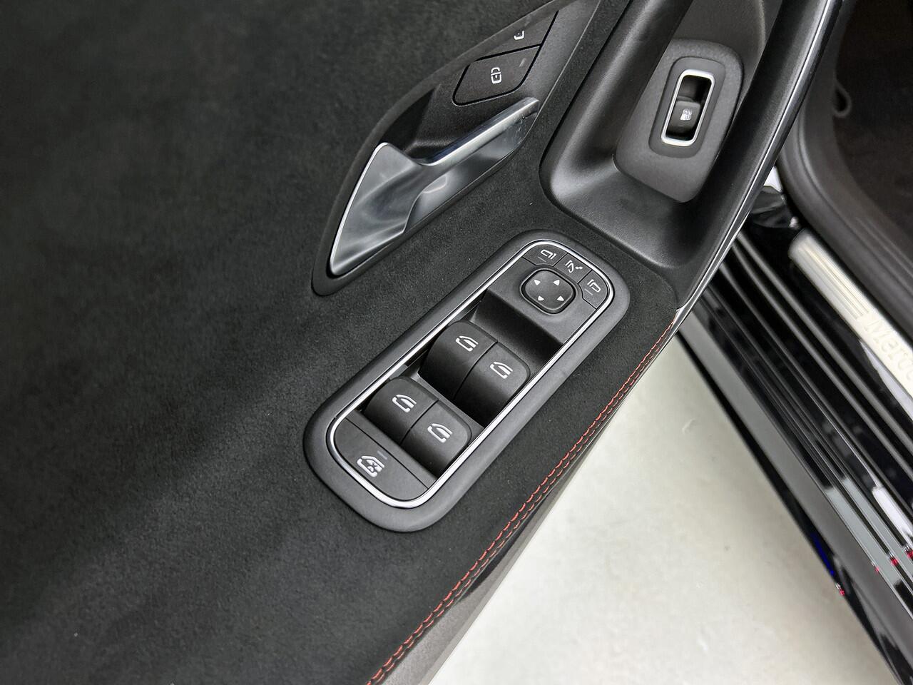 Mercedes-Benz A-KLASSE 250 e Business Solution AMG | Nightpakket | Parkeerpakket met achteruitrijcamera | KEYLESS GO | Sfeerverlichting | MULTIBEAM LED | Stoelverwarming voor | Spiegelpakket |