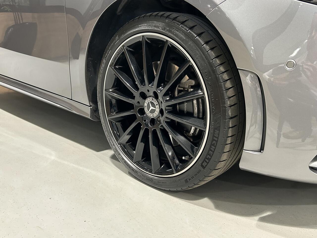 Mercedes-Benz A-KLASSE 250e AMG // Panoramadak // Memory // MultiBeam LED // 19" AMG // Sfeerverlichting // Nightpakket