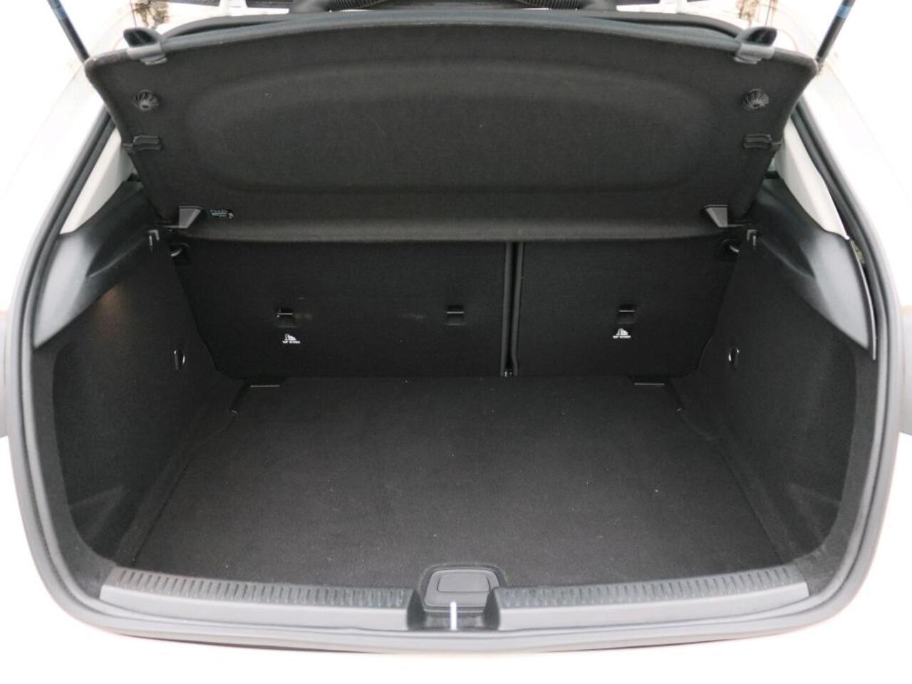 Mercedes-Benz A-KLASSE 160 Business Solution Ledkoplampen | Apple CarPlay | Achteruitrijcamera | Stoelverwarming Voor. Inclusief 24 maanden Mercedes-Benz Certified garantie voor Europa.