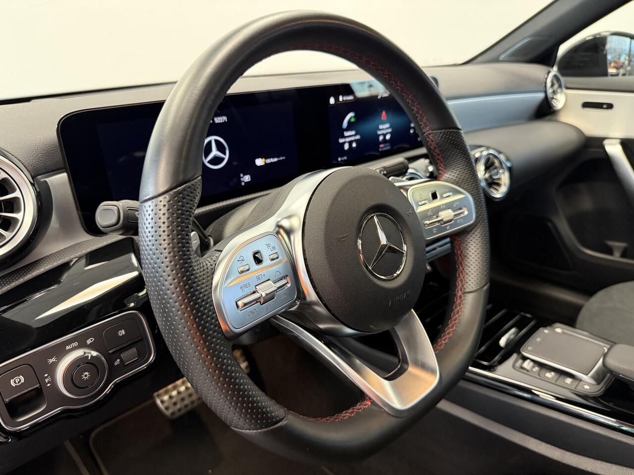 Mercedes-Benz A-KLASSE 250 e AMG Line ACC PDC 360' camera Panoramadak Head-Up 24 maanden garantie mogelijk (*vraag naar de voorwaarden)