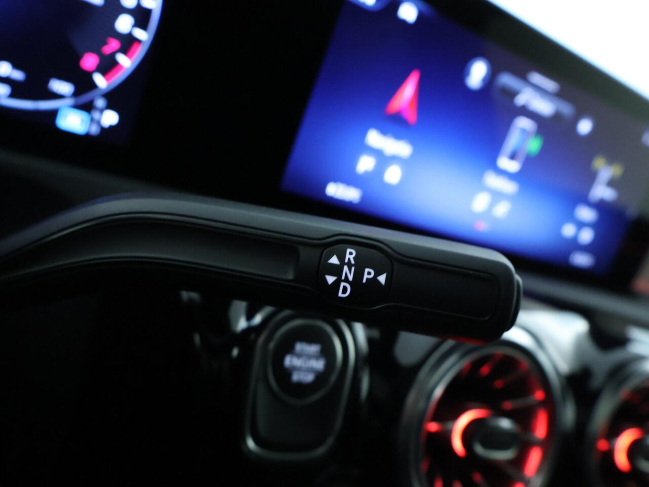 Mercedes-Benz A-KLASSE 250 e Luxury Nightpakket | Panoramaschuifdak | Burmester® Sound | 360 Gr Camera | Dode Hoek Ass | Car Play | Inclusief 24 maanden Mercedes-Benz Certified garantie voor Europa.