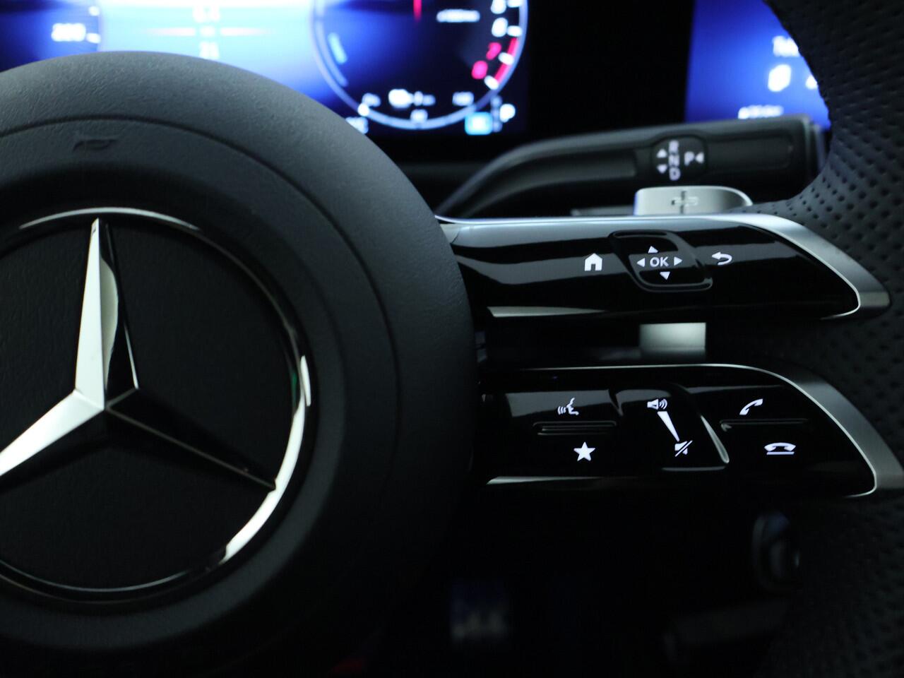 Mercedes-Benz A-KLASSE 250 e Business Solution AMG | Nightpakket | AMG Line Plus pakket | Parkeerpakket met 360°-camera | KEYLESS GO-comfortpakket | Verwarmde stoelen vooraan | Extra USB-poorten | Dodehoekassistent | Head-up display |