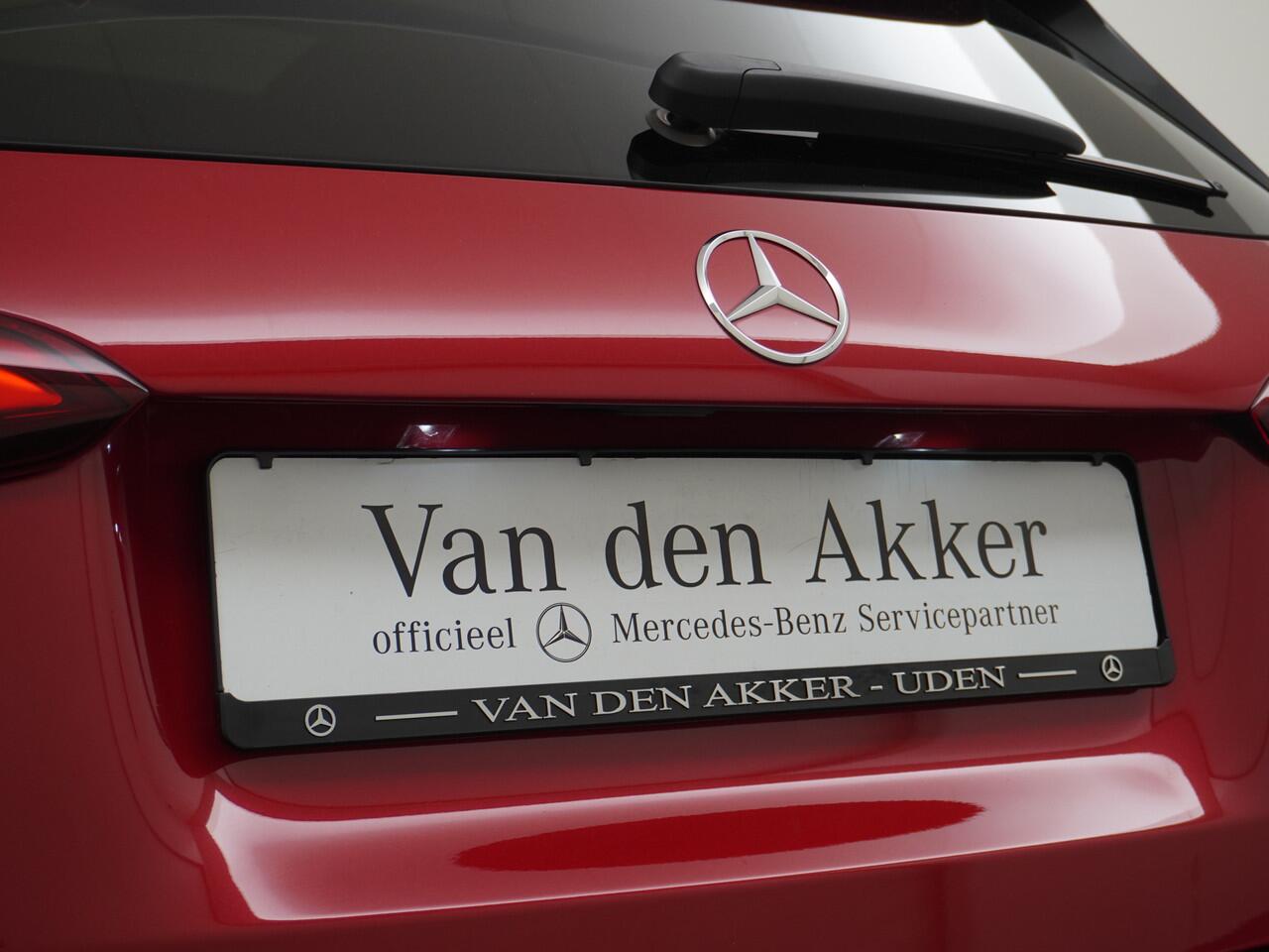 Mercedes-Benz A-KLASSE 250e AMG // Trekhaak // Panoramadak // Sfeerverlichting // Night Pakket // Camera // Designo kleur