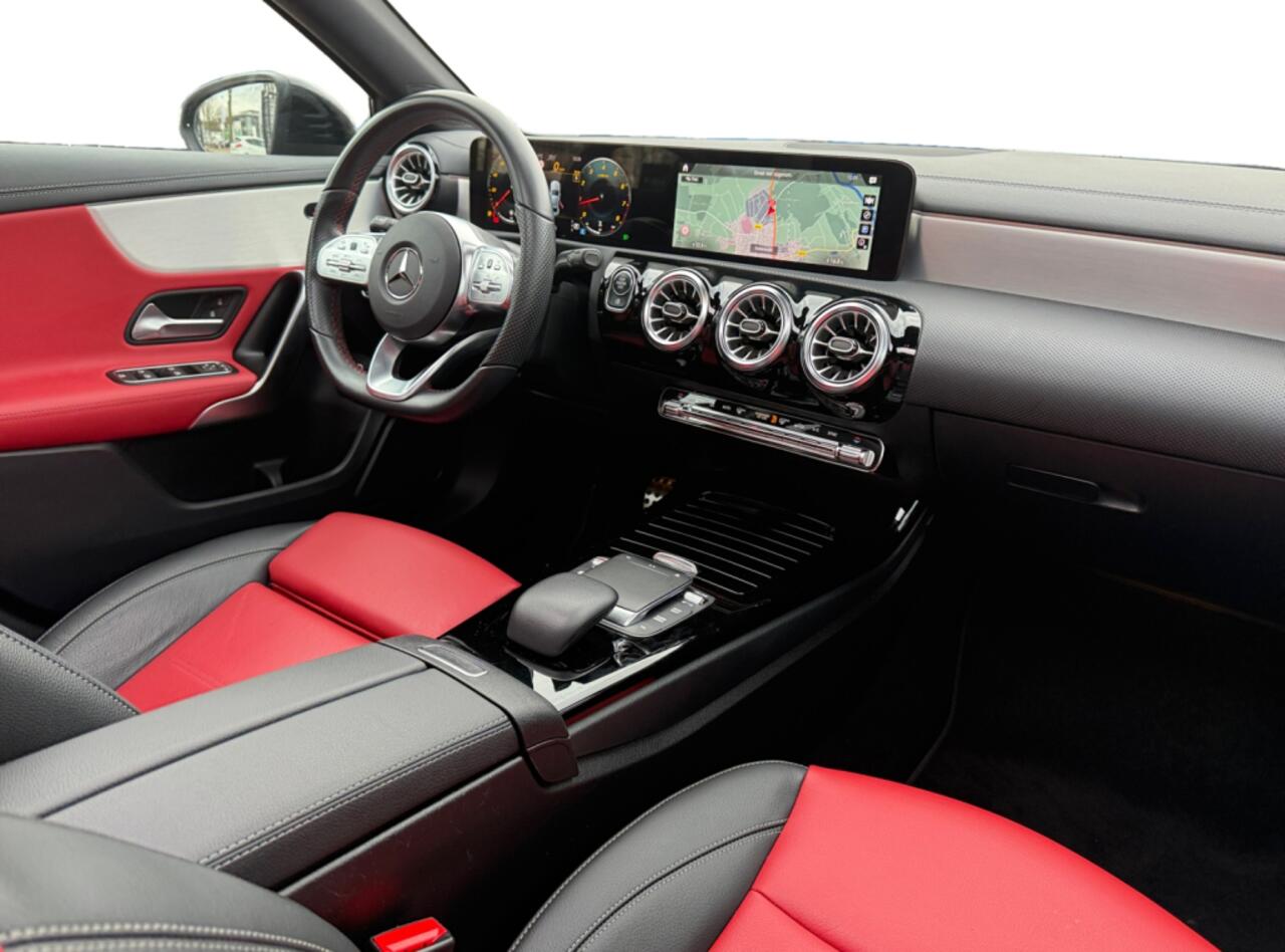 Mercedes-Benz A-KLASSE 180 AMG Line I Panoramadak I Leder I Widescreen