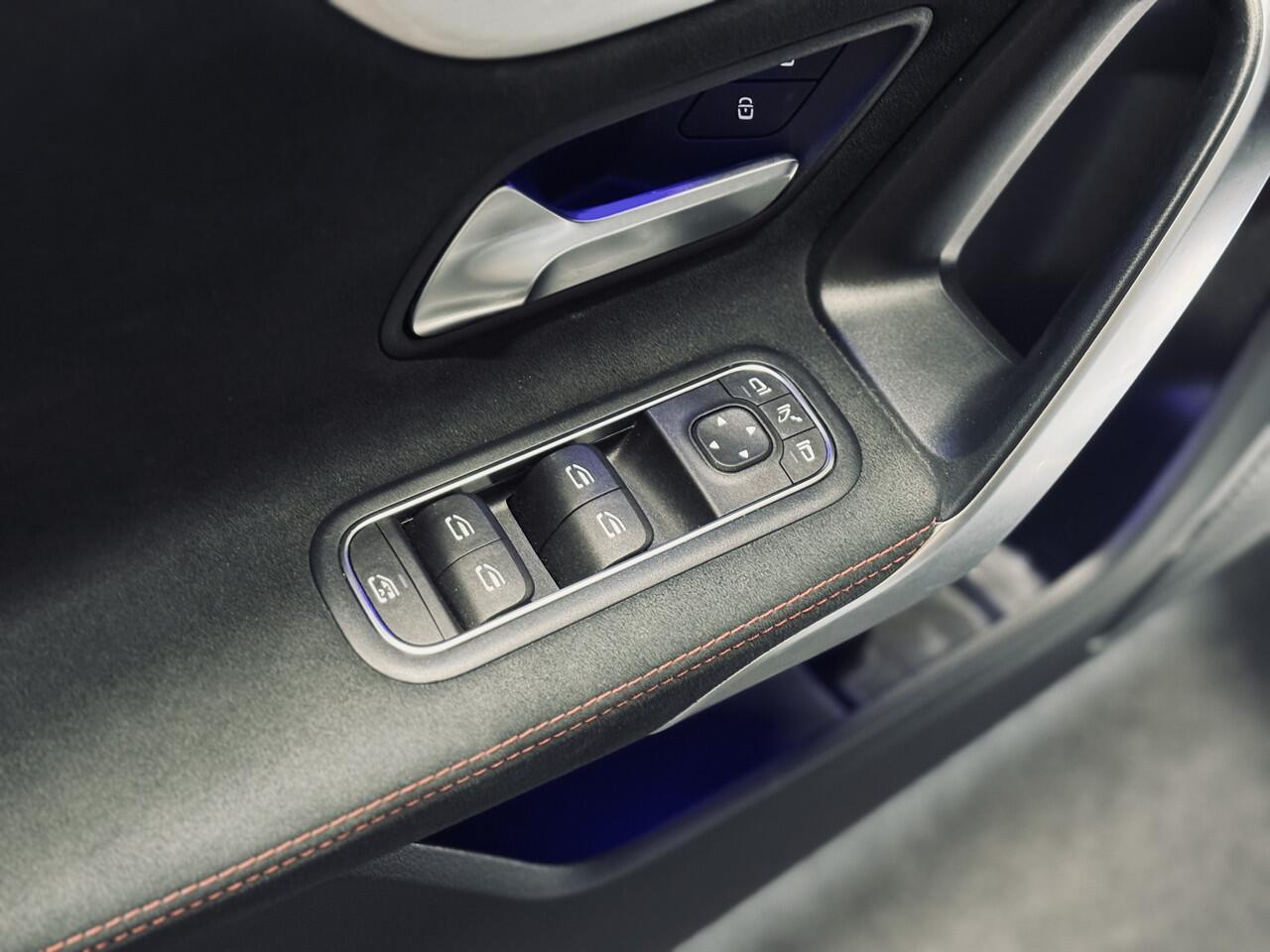 Mercedes-Benz A-KLASSE 200 AMG Night | Panorama | Multibeam | Sfeer