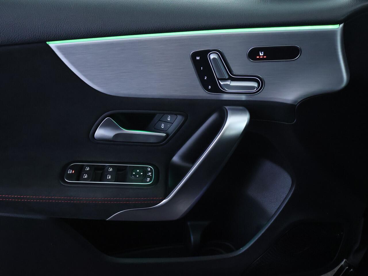 Mercedes-Benz A-KLASSE 180 Business Solution AMG AMG Line | Night Pakket |Schuif-Kanteldak | Sfeerverlichting | MultiBeam koplampen | Memory Voorstoelen. Inclusief 24 maanden MB Certified garantie voor Europa.