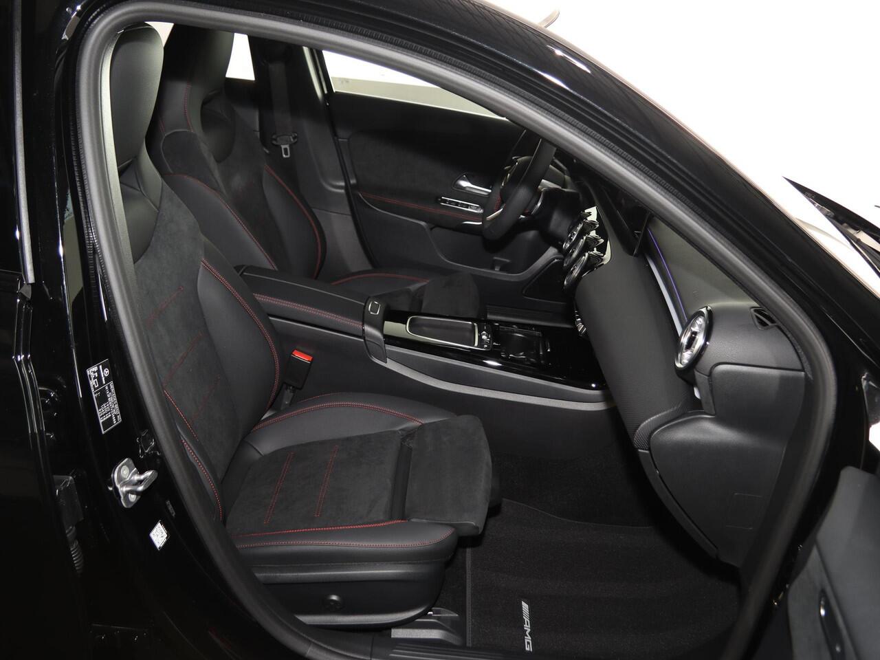 Mercedes-Benz A-KLASSE 180 Business Solution AMG | Panoramaschuifdak | Premium Plus | 19"AMG-velgen | Head-up display | Dodehoekassistent |