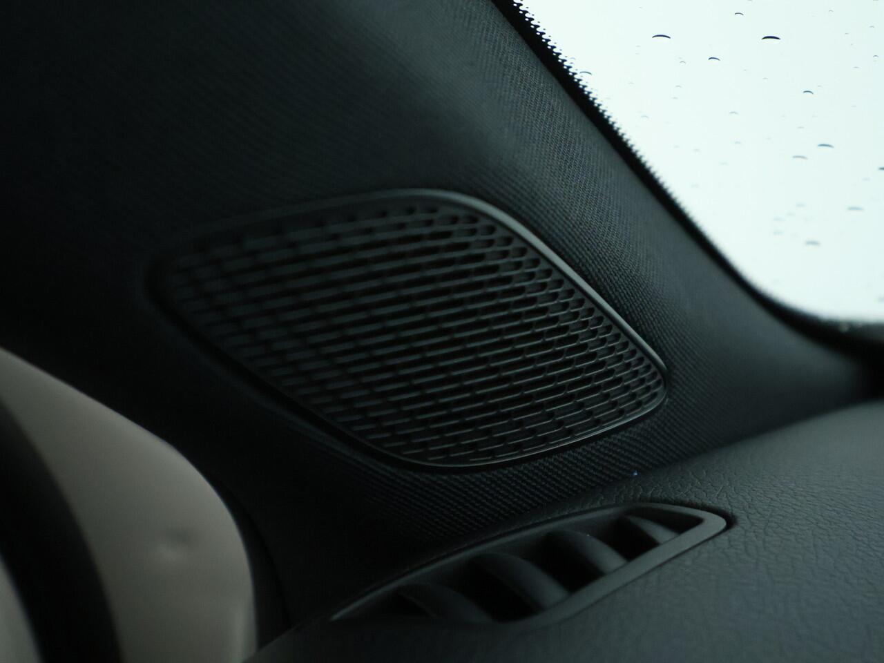 Mercedes-Benz A-KLASSE 180 Business Solution Luxury | Sfeerverlichting | Achteruitrijcamera | Led koplampen | Stoelverwarming | MBUX Augmented reality voor navigatie. Inclusief 24 maanden MB Certified garantie voor Europa.