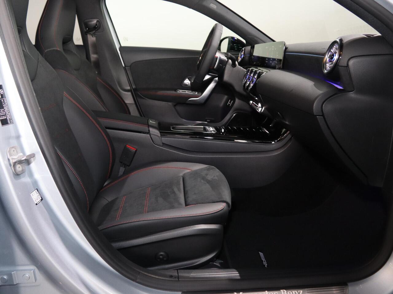 Mercedes-Benz A-KLASSE 250e Business Solution AMG | Panoramaschuifdak | Premium Plus | 19"AMG-velgen | Head-up display | Dodehoekassistent |