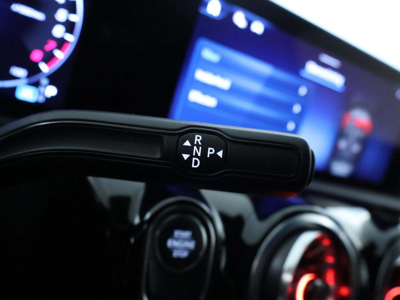 Mercedes-Benz A-KLASSE 250 e AMG NIghtpakket | Distronic | Keyless Go | Dode Hoek Ass | Sfeerverlichting | Alarm | Parkeerpakket met Camera | Inclusief 24 maanden Mercedes-Benz Certified garantie voor Europa.