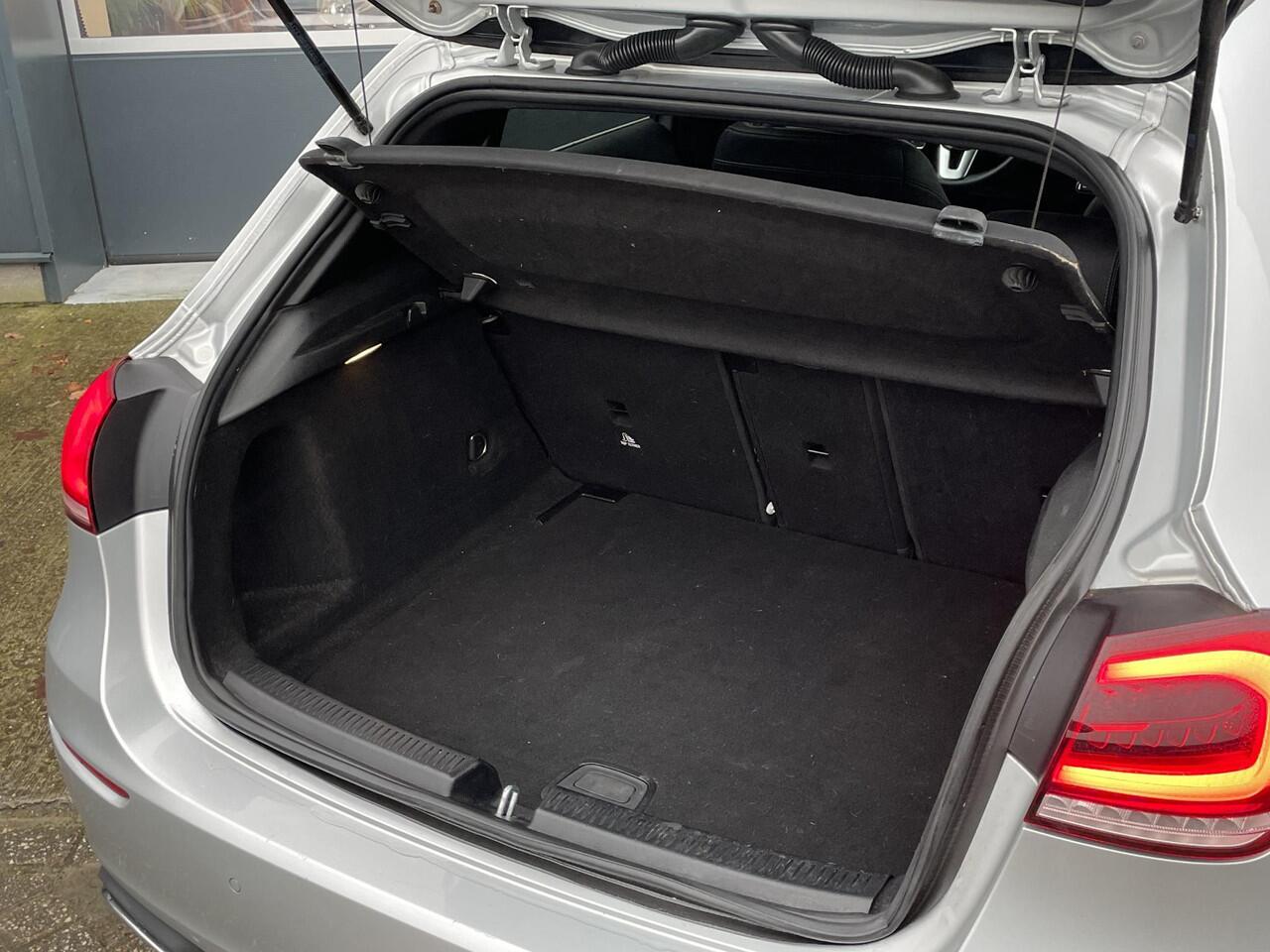 Mercedes-Benz A-KLASSE 180 Business Solution AMG - Navigatie - Camera - Stoelverwarming - LED koplampen