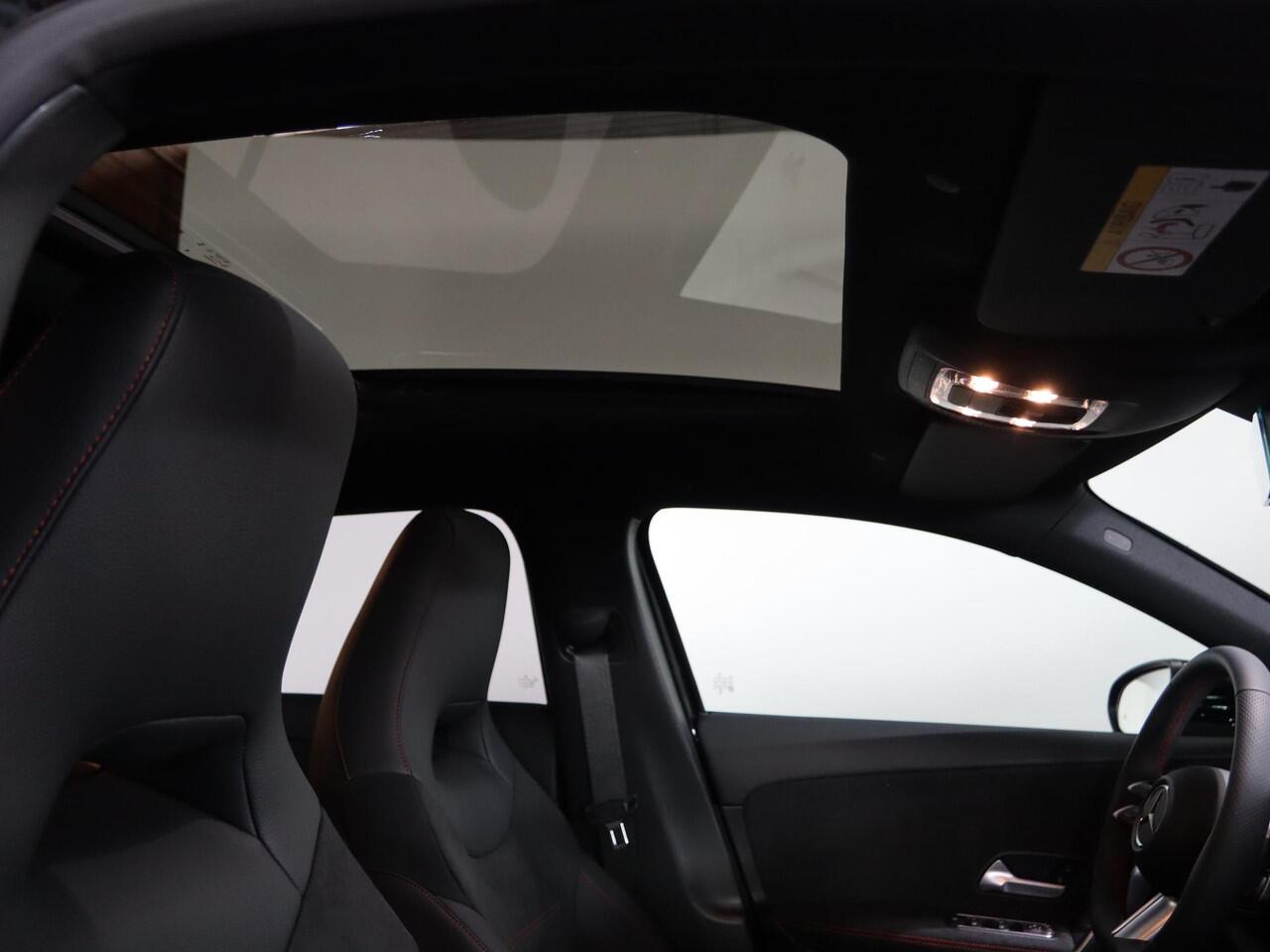 Mercedes-Benz A-KLASSE 180 Star Edition AMG Line | Panoramaschuifdak | Night | Multibeam LED | DISTRONIC | Dodehoekassistent