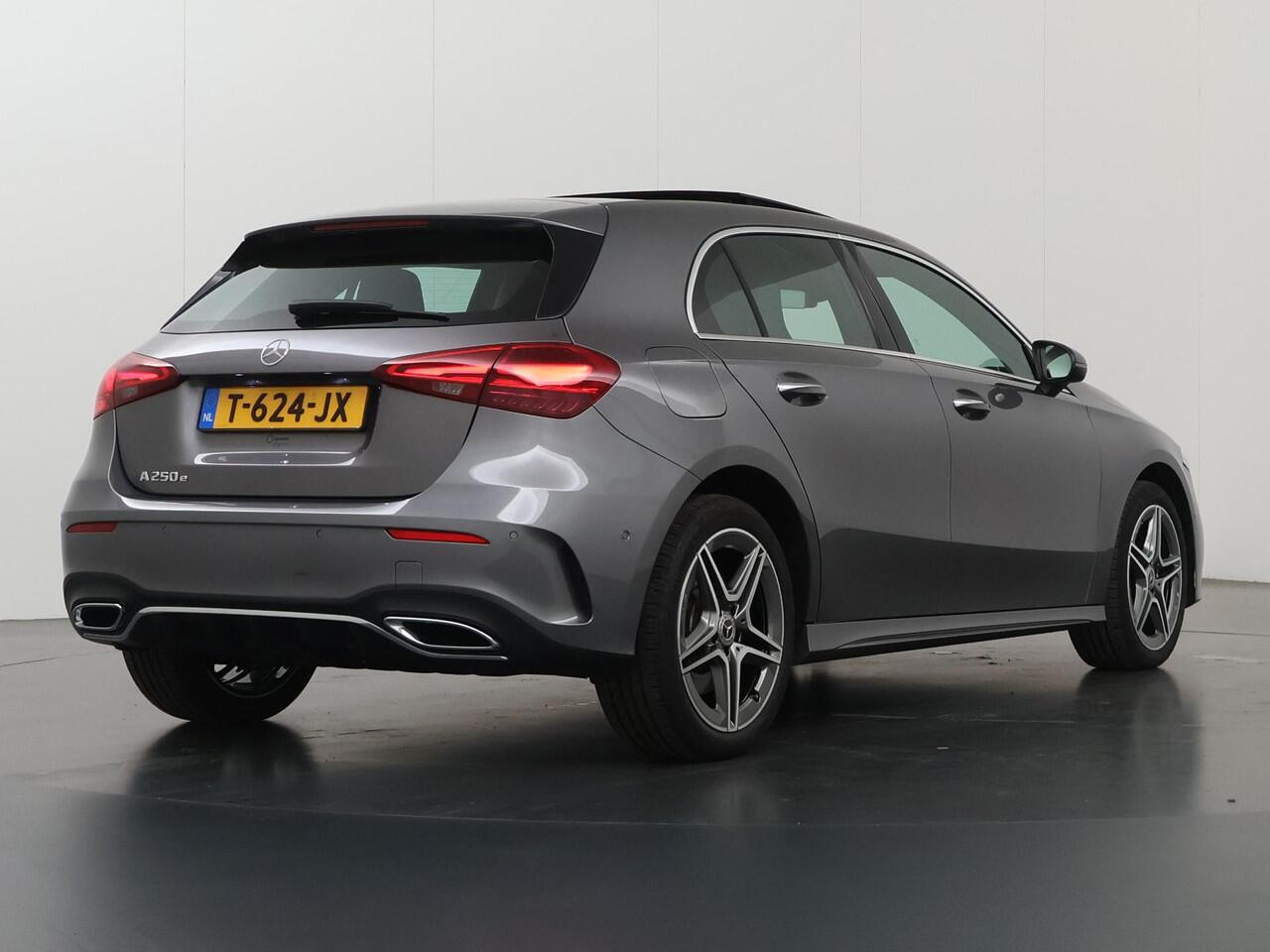 Mercedes-Benz A-KLASSE 250 e AMG Line | Achteruitrijcamera | Panoramadak | Sfeerverlichting | Stoelverwarming |