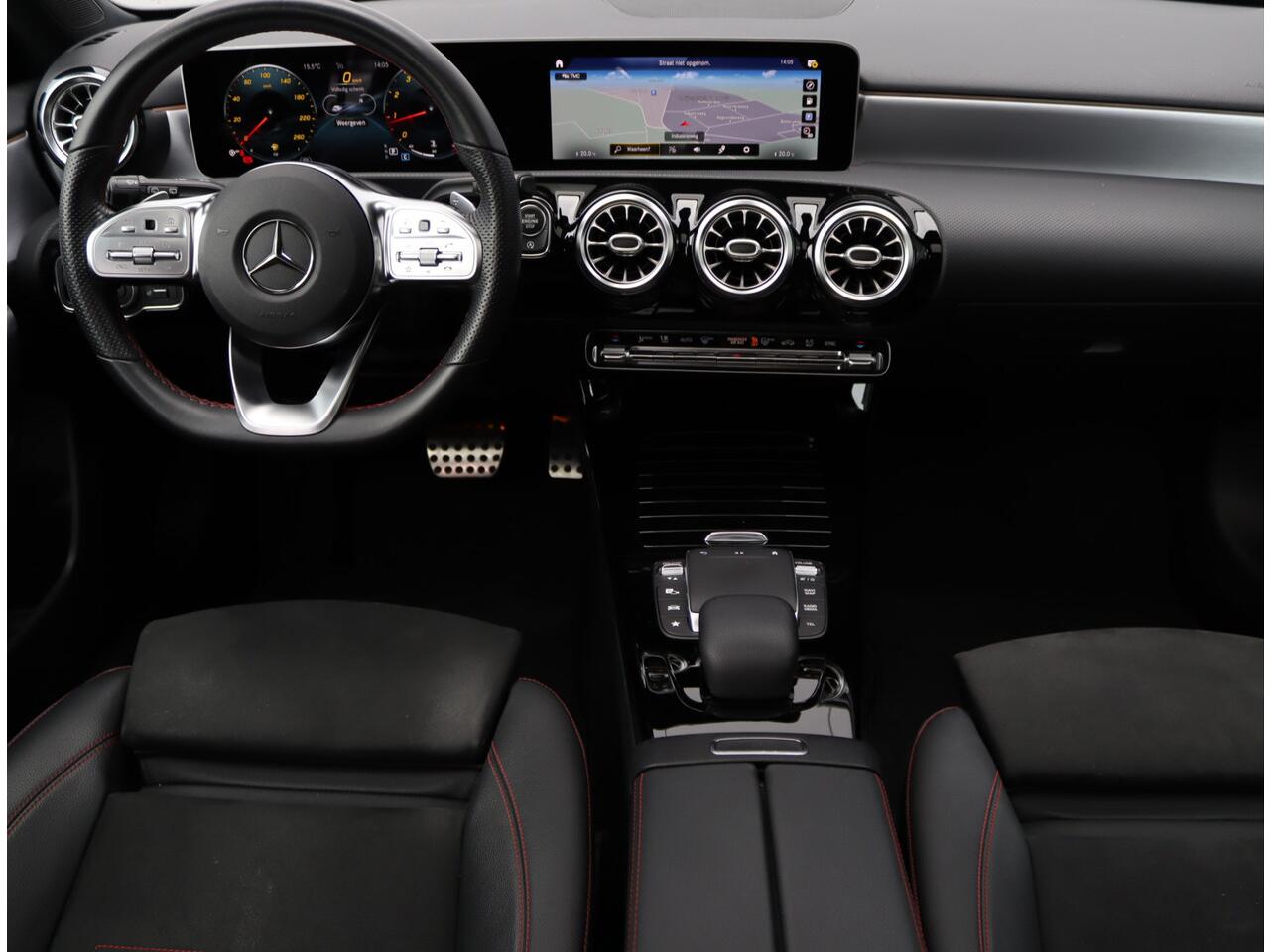 Mercedes-Benz A-KLASSE 180 AMG-line | Sfeerverlichting | Panoramadak | NAP