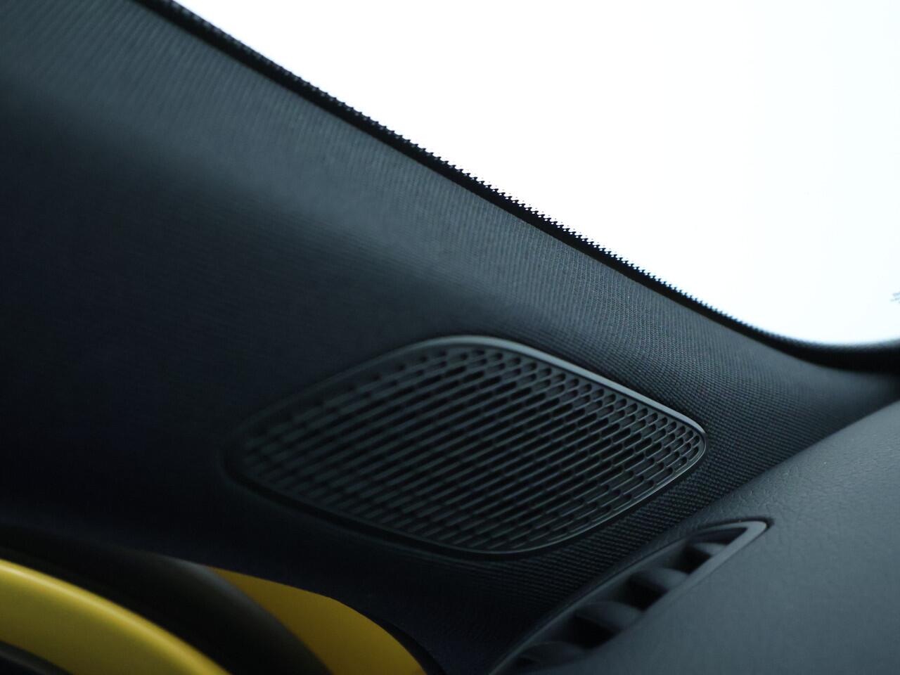 Mercedes-Benz A-KLASSE 250 e NIght Plug-In Hybride | Nightpakket | Trekhaak | Achteruitrijcamera | Ledkoplampen | Stoelverwarming | Sfeerverlichting. Inclusief 24 maanden MB Certified garantie voor Europa.