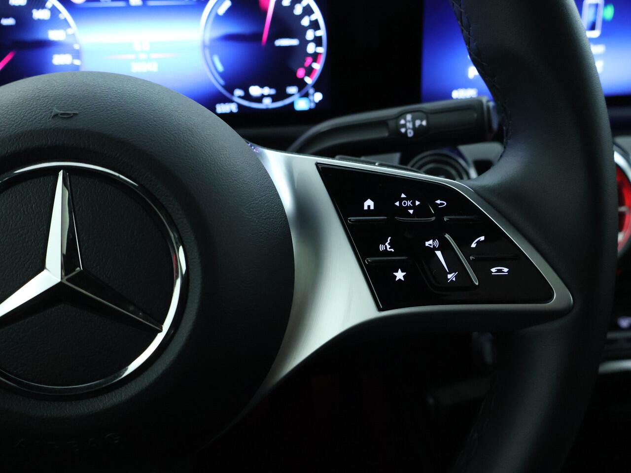 Mercedes-Benz A-KLASSE 250 e Luxury Nightpakket | Panoramaschuifdak | Burmester® Sound | 360 Gr Camera | Dode Hoek Ass | Car Play | Inclusief 24 maanden Mercedes-Benz Certified garantie voor Europa.