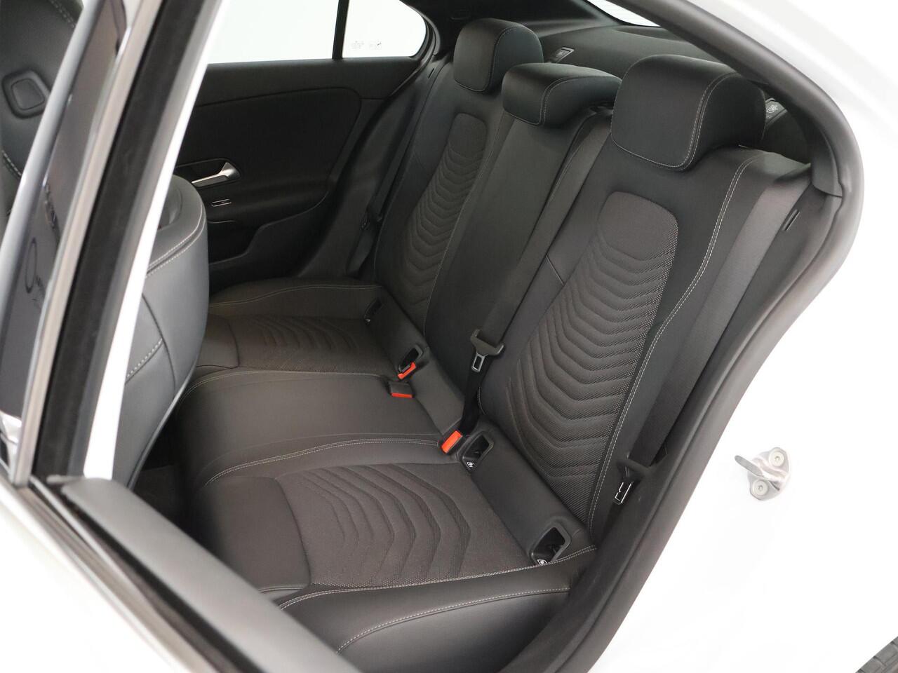 Mercedes-Benz A-KLASSE 250 e Business Line | Panoramadak | Rijassistentiepakket Plus | Stoelverwarming | Widescreen | Achteruitrijcamera |