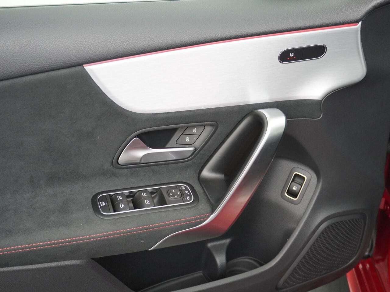 Mercedes-Benz A-KLASSE 250e AMG // Trekhaak // Panoramadak // Sfeerverlichting // Night Pakket // Camera // Designo kleur