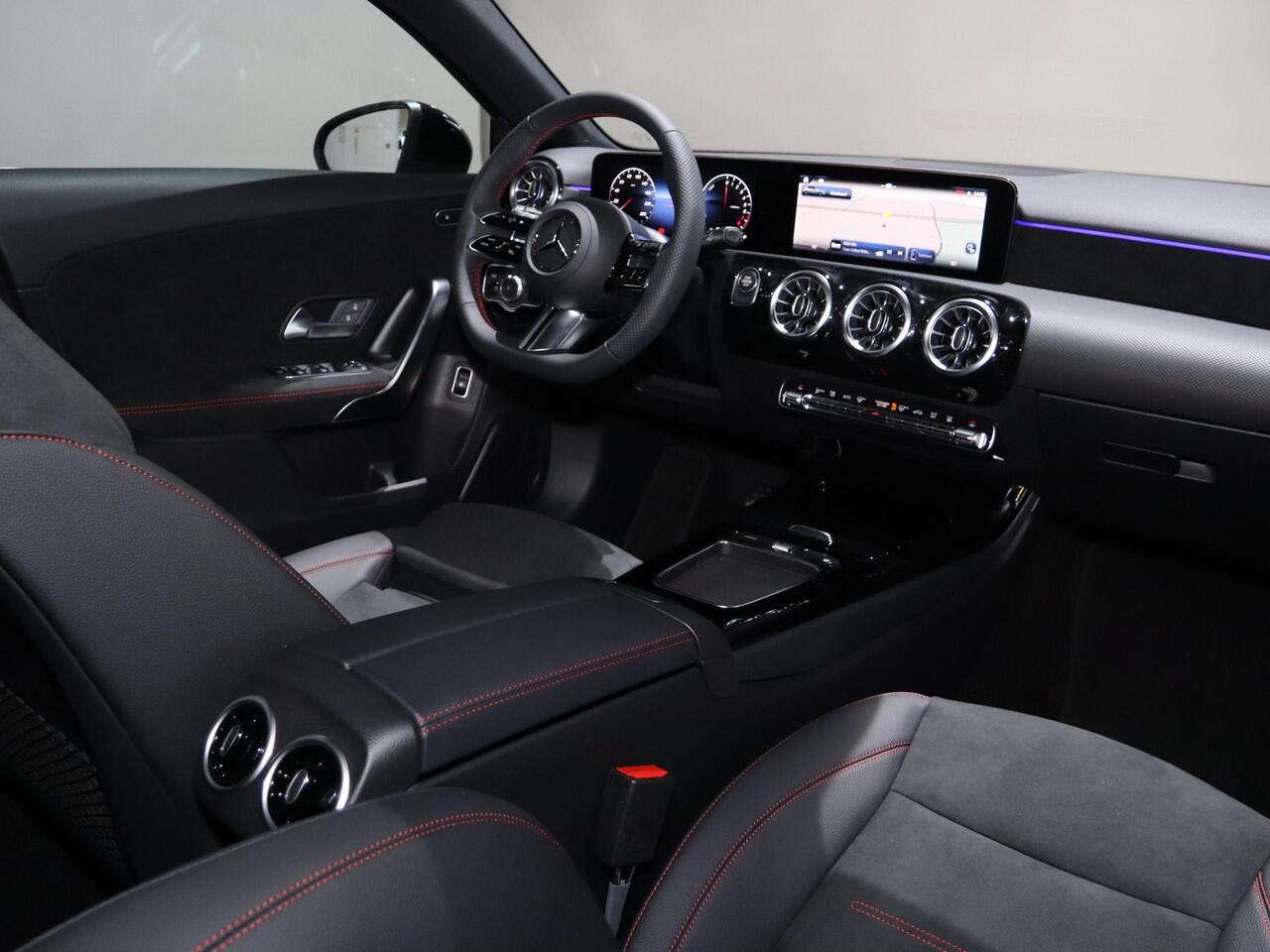 Mercedes-Benz A-KLASSE 250e Business Solution AMG | Panoramaschuifdak | Stoelverwarming | Achteruitrijcamera | MULTIBEAM LED | 19"inch AMG velgen |