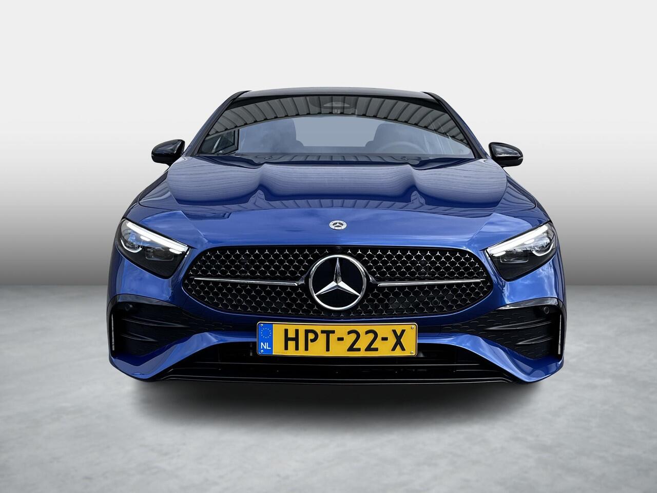 Mercedes-Benz A-KLASSE Limousine 180 Star Edition AMG | Bruin Interieur | Night Pakket | Panoramadak | MULTIBEAM LED Koplampen | Apple CarPlay | Android Auto | Sierdelen Lindehout Zwart | Sfeerverlichting | Stoelverwarming | Achteruitrijcamera