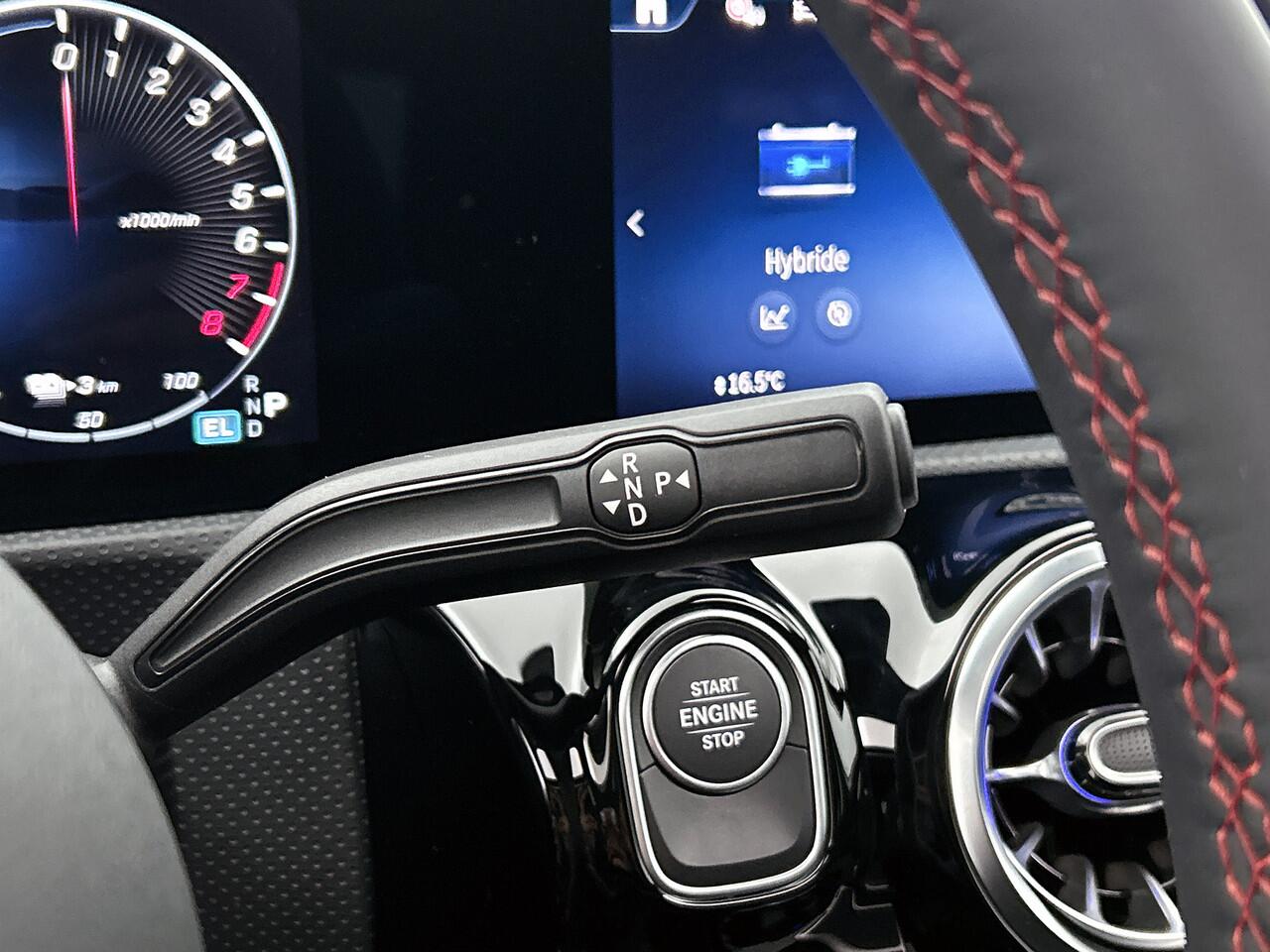 Mercedes-Benz A-KLASSE 250 e Business Solution AMG | Nightpakket | Smartphone-integratie | Multibeam LED | Panoramaschuifdak | Stoelverwarming voor | Extra USB-poorten | KEYLESS GO |