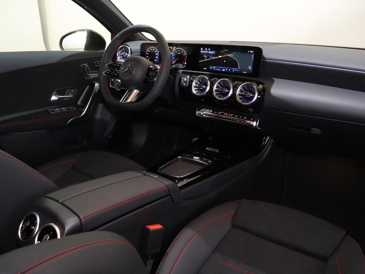 Mercedes-Benz A-KLASSE 180 Business Solution AMG | Night | Panoramaschuifdak | Premium plus | Head-Up | Stoelverwarming | 360 camera | MULTIBEAM LED |