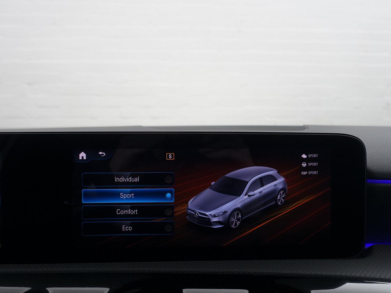 Mercedes-Benz A-KLASSE 250 AMG Night Edition Design aut- Panoramadak, Sfeerverlichting, Dynamic select, Lane Assist, Park Assist, Design Afwerking