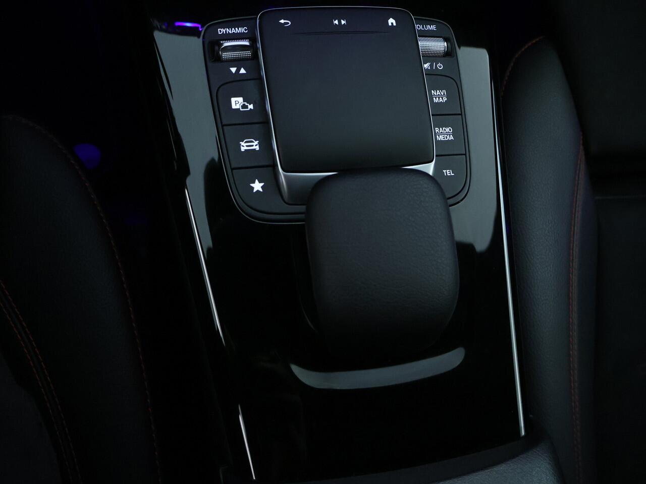 Mercedes-Benz A-KLASSE 180 AMG-line Limousine | Night Pakket | Trekhaak af fabriek | Sfeerverlichting | Parkeer pakket | Spiegel pakket | Inclusief 24 maanden MB Certified garantie voor Europa.