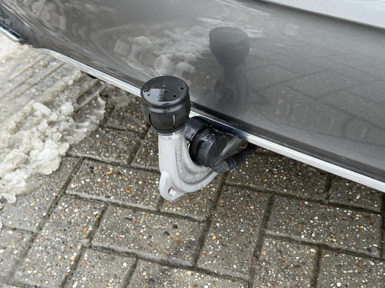 Mercedes-Benz A-KLASSE 180 AMG Pano-Dak | Trekhaak | Memory | Carplay | Camera |