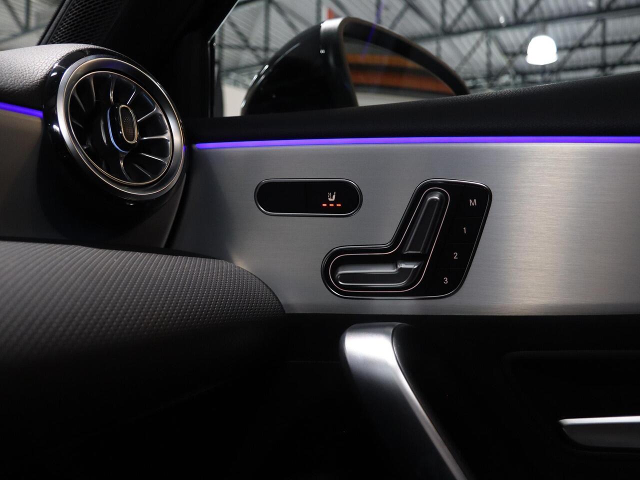 Mercedes-Benz A-KLASSE 180 Business Solution AMG | Panoramaschuifdak | Premium plus | Head-Up | Stoelverwarming | Achteruitrijcamera | MULTIBEAM LED |