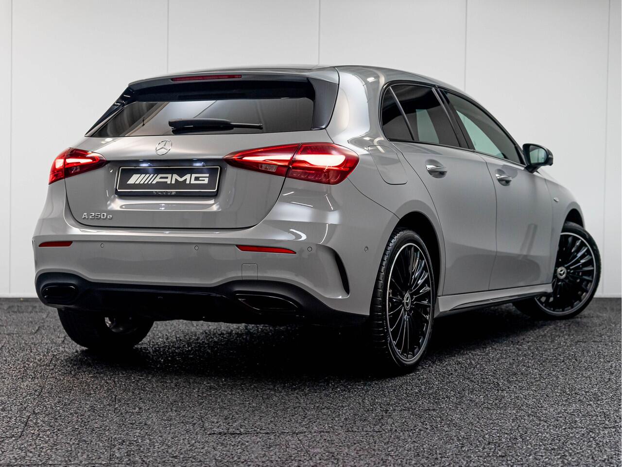 Mercedes-Benz A-KLASSE 250 e AMG Line | Night | Alpine Grijs | Keyless-Go | Trekhaak | Verwarmd stuurwiel