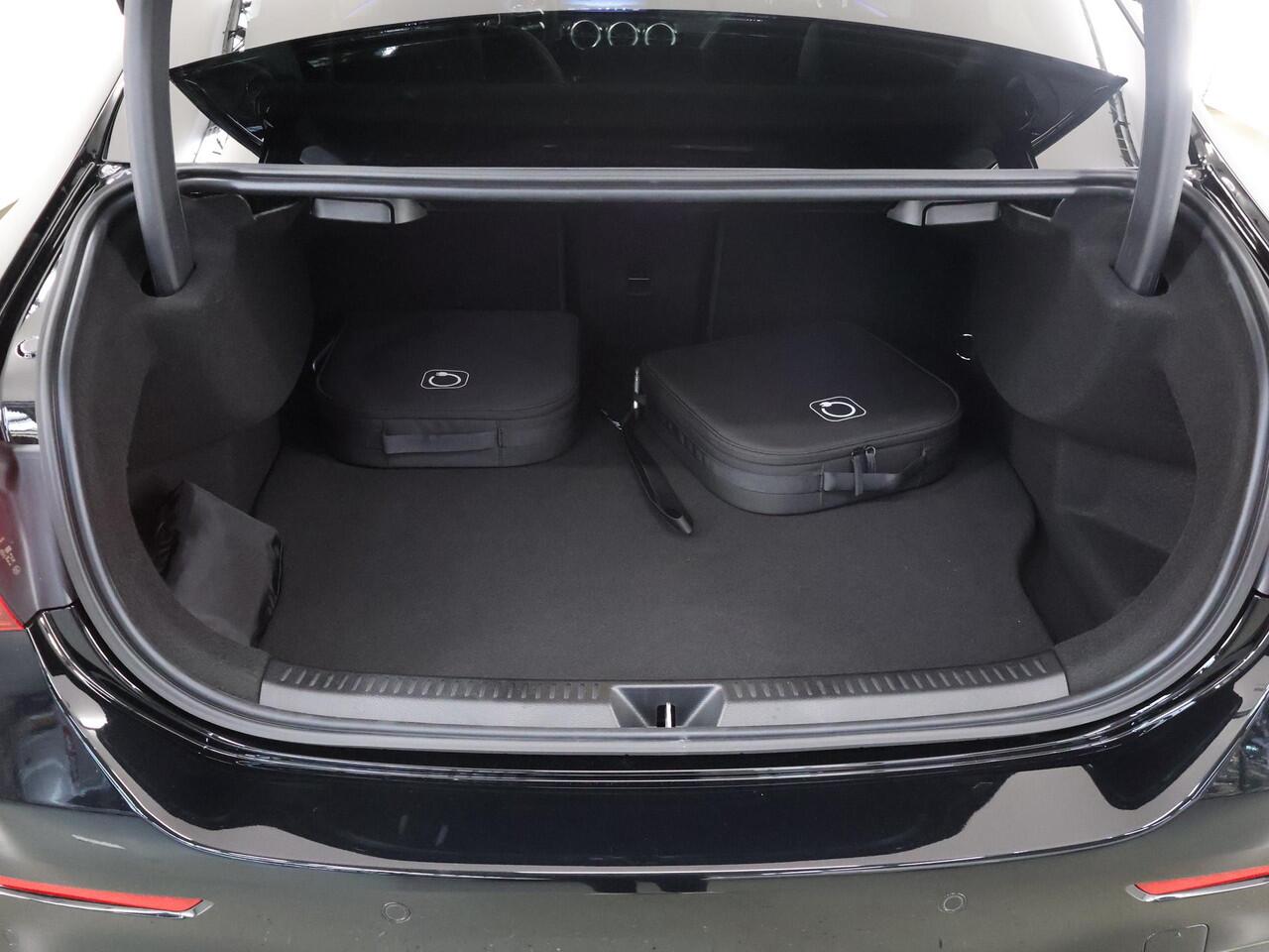 Mercedes-Benz A-KLASSE 250 e Limousine Business Solution AMG | Panoramadak | Multibeam-Led | 19 AMG velgen | Night pakket