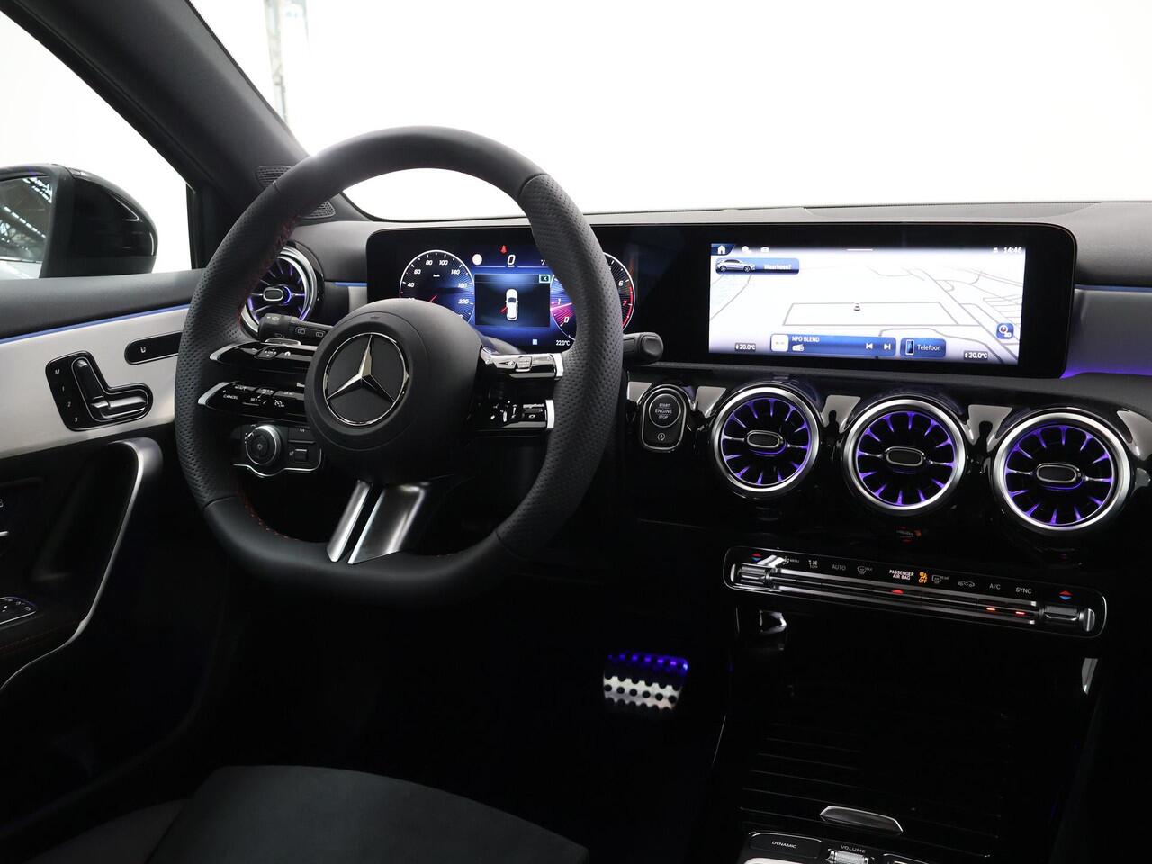 Mercedes-Benz A-KLASSE 180 Business Solution AMG | Night | Panoramaschuifdak | Head-Up | MULTIBEAM LED | Dodehoekassistent | 19 inch AMG-velgen |