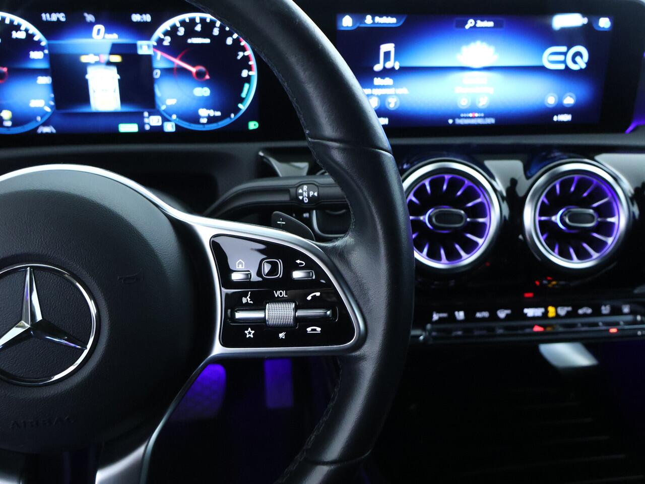 Mercedes-Benz A-KLASSE 250 e NIght Plug-In Hybride | Nightpakket | Trekhaak | Achteruitrijcamera | Ledkoplampen | Stoelverwarming | Sfeerverlichting. Inclusief 24 maanden MB Certified garantie voor Europa.