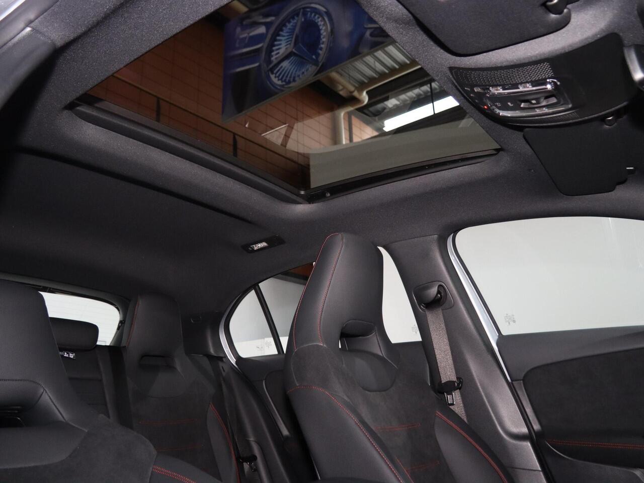 Mercedes-Benz A-KLASSE 250e Business Solution AMG | Panoramaschuifdak | Head-up display | Premium Plus | Stoelverwarming | 360° camera |