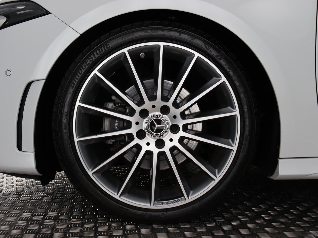 Mercedes-Benz A-KLASSE 200 AMG Line (Panodak / ACC / Full Led / Distronic+ / Carplay / 19 Inch / Digi dash)