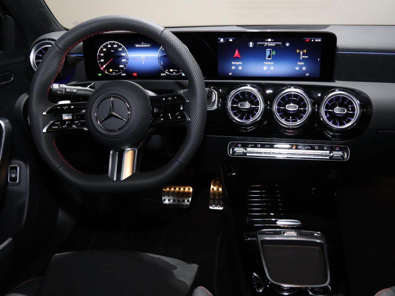 Mercedes-Benz A-KLASSE 250e Business Solution AMG | Panoramaschuifdak | Stoelverwarming | Achteruitrijcamera | MULTIBEAM LED | Nightpakket |