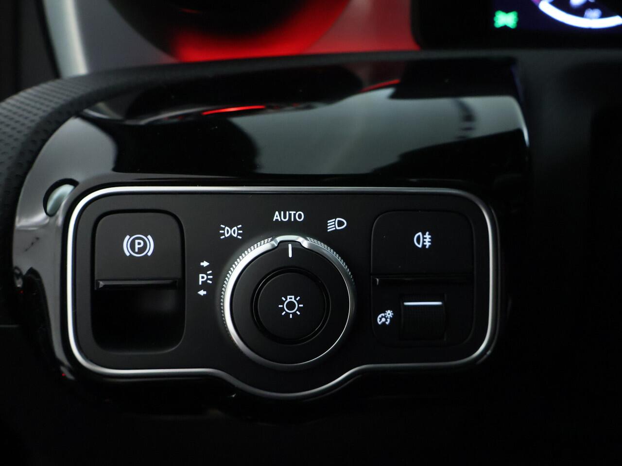 Mercedes-Benz A-KLASSE 250 e AMG Line | AMG Line | Night Pakket | Trekhaak | Lederen Bekleding | Panorama Schuif-Kanteldak | Sfeerverlichting | Inclusief 24 maanden MB Certified garantie voor Europa.