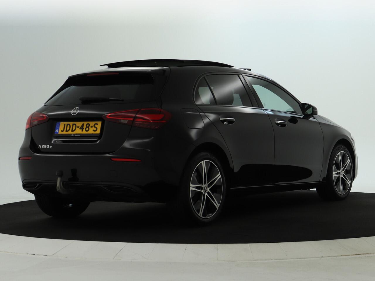 Mercedes-Benz A-KLASSE 250 e Plug-In Hybride | Progressive Line Advanced Plus | Night Pakket | Trekhaak | Dodehoek Assist | 360°-Camera | Panorama Schuif-Kanteldak | Inclusief 24 maanden MB Certified garantie voor Europa.