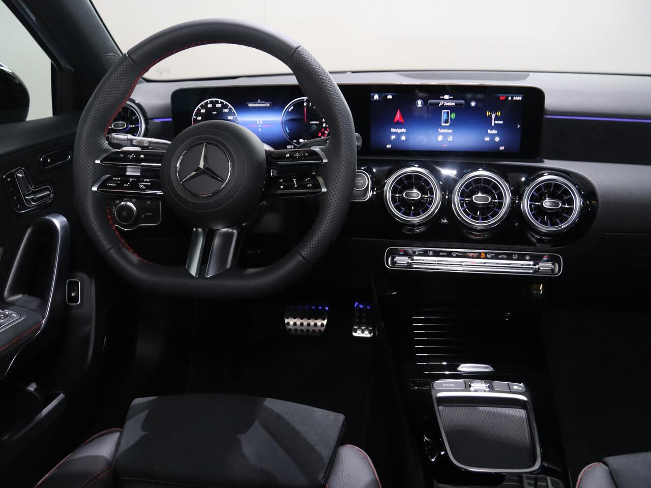 Mercedes-Benz A-KLASSE 250e Business Solution AMG | Panoramaschuifdak | Premium Plus | 19"AMG-velgen | Head-up display | Dodehoekassistent |