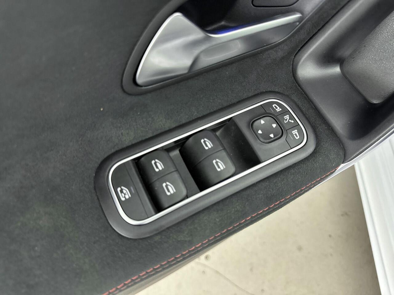 Mercedes-Benz A-KLASSE 200 Business Solution AMG 163PK | Schuif-/Kanteldak | Wegklapbare Trekhaak | Memory Stoelen | Sfeerverlichting | Achteruitrijcamera | Stoelverwarming | Apple CarPlay & Android Auto