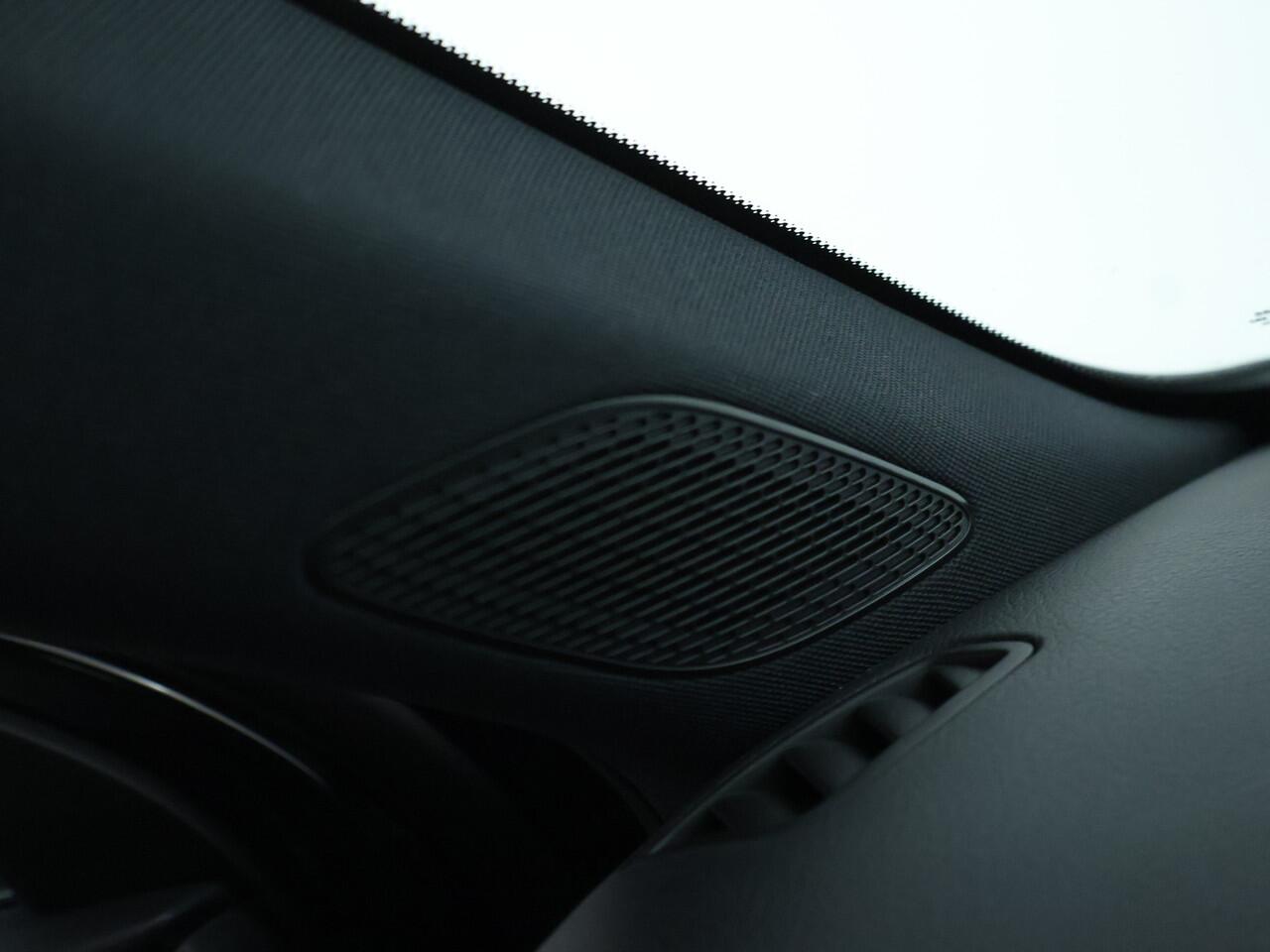 Mercedes-Benz A-KLASSE 180 Business Solution Luxury Sfeerverlichting | Trekhaak | Achteruitrijcamera. Inclusief 24 maanden MB Certified garantie voor Europa.